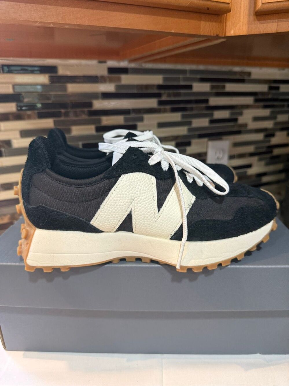 New Balance 327 women's sneakers in a black/ White Sz 6 NWB - Picture 2 of 8
